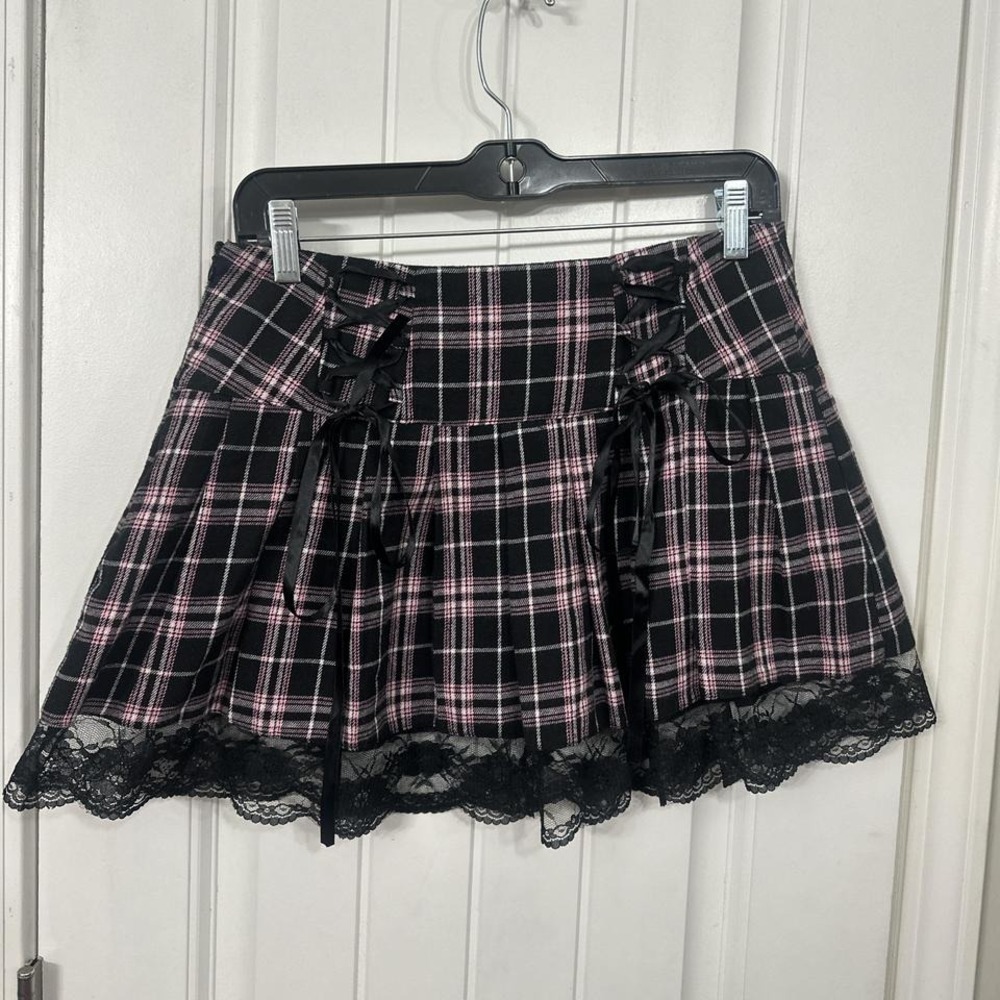 Pink and‎ black plaid mini skirt with lace detailing. No brand no size. S